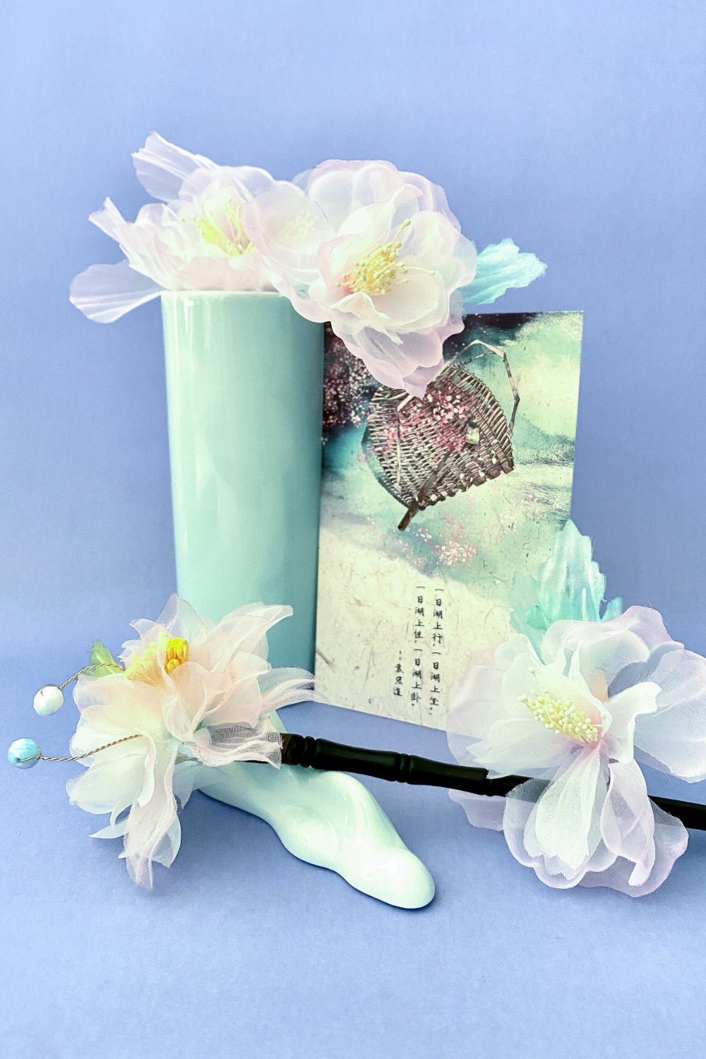 Coffret fleurs en soie - rouge, rose, vert : 1 épingle à cheveux en bois, 2 barrettes à cheveux et 1 carte postale - HanWen Shop