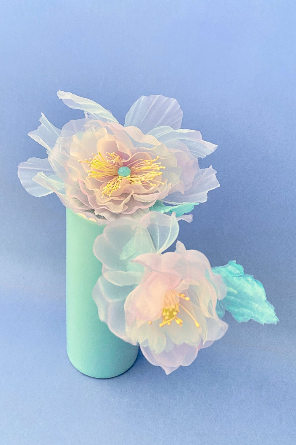 Coffret fleurs en soie - rouge, rose, vert : 1 épingle à cheveux en bois, 2 barrettes à cheveux et 1 carte postale - HanWen Shop