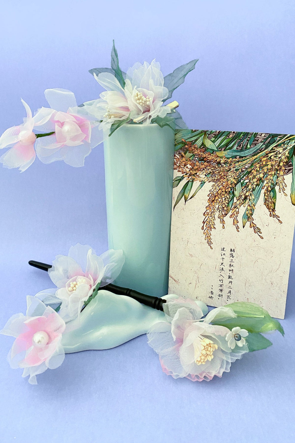 Coffret fleurs en soie - rose, jaune, violette : 1 épingle à cheveux en bois, 2 barrettes à cheveux et 1 carte postale - HanWen Shop