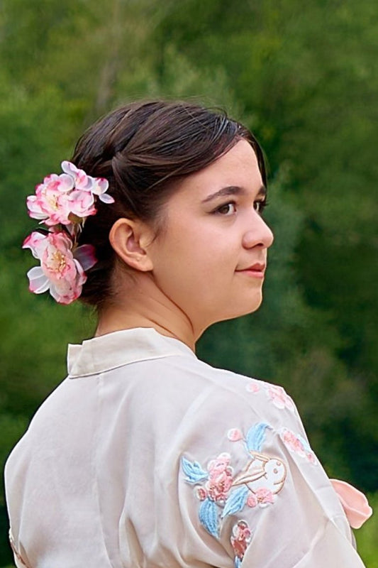 Coffret fleurs en soie - rouge, rose, vert : 1 épingle à cheveux en bois, 2 barrettes à cheveux et 1 carte postale - HanWen Shop