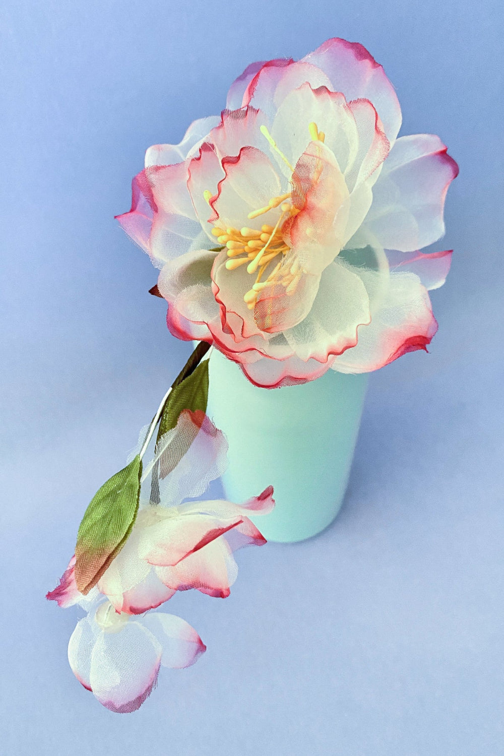 Coffret fleurs en soie - rouge, rose, vert : 1 épingle à cheveux en bois, 2 barrettes à cheveux et 1 carte postale - HanWen Shop