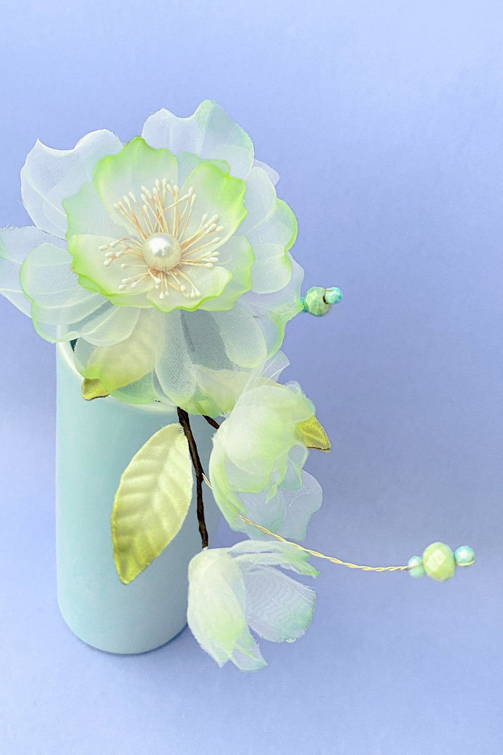 Coffret fleurs en soie - rouge, rose, vert : 1 épingle à cheveux en bois, 2 barrettes à cheveux et 1 carte postale - HanWen Shop