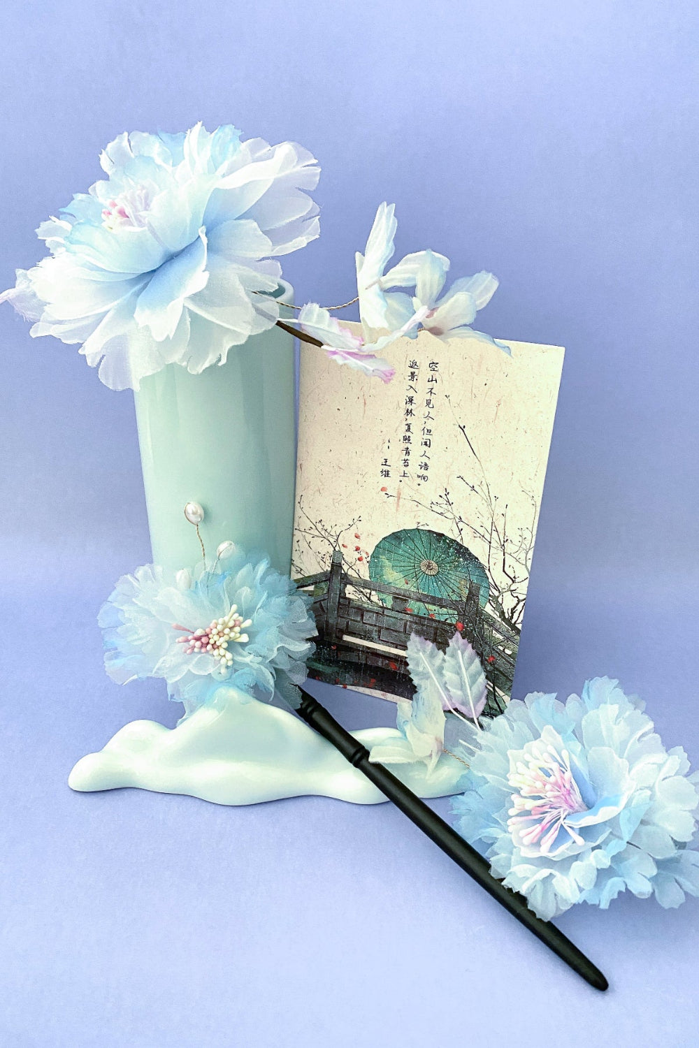 Coffret fleurs en soie - rose et bleu : 1 épingle à cheveux en bois, 2 barrettes à cheveux et 1 carte postale - HanWen Shop