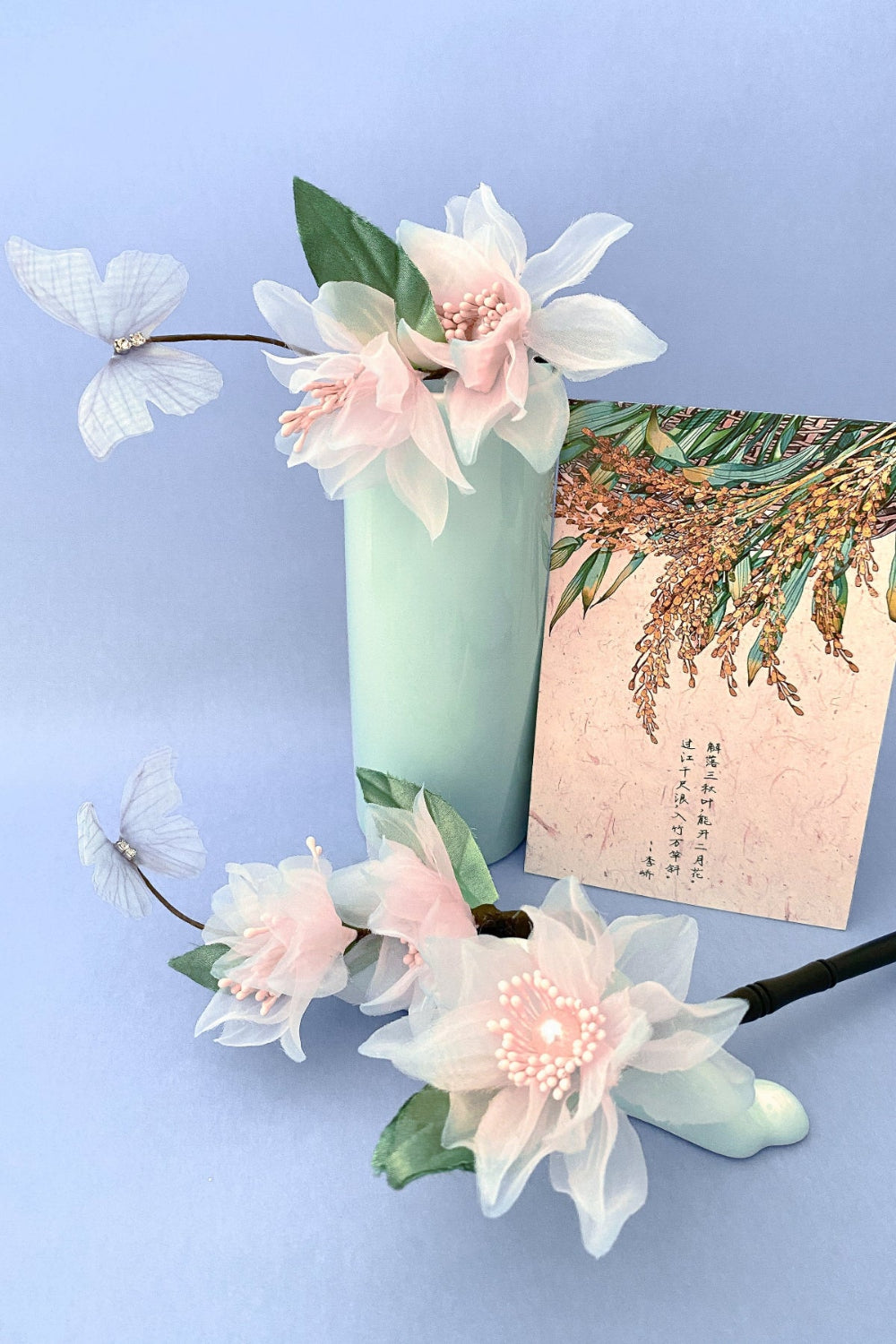 Coffret fleurs en soie - rose et bleu : 1 épingle à cheveux en bois, 2 barrettes à cheveux et 1 carte postale - HanWen Shop