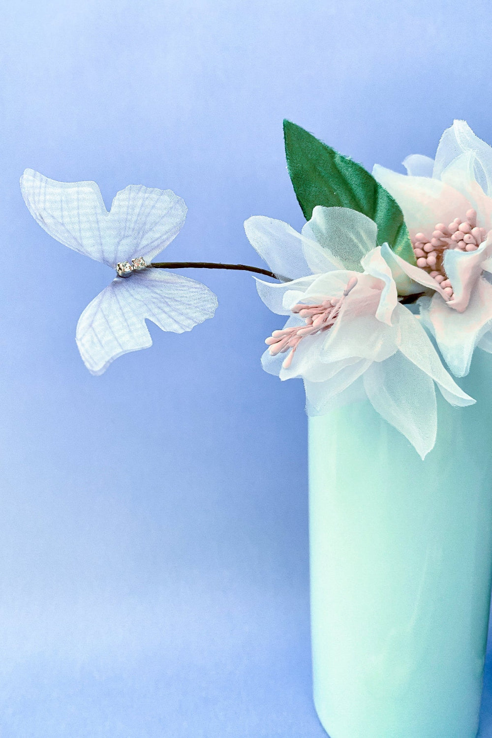 Coffret fleurs en soie - rose et bleu : 1 épingle à cheveux en bois, 2 barrettes à cheveux et 1 carte postale - HanWen Shop
