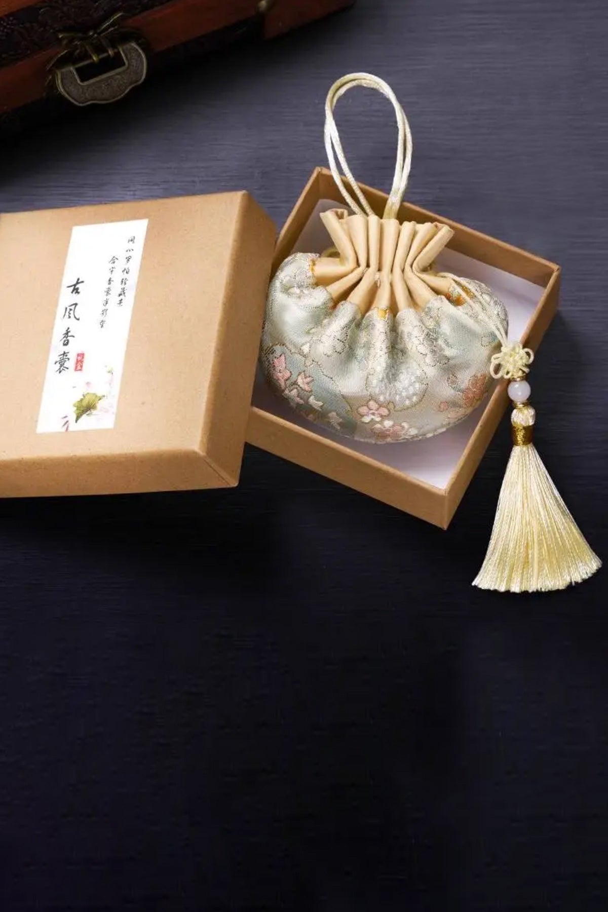 Pochon Porte-Bonheur Traditionnel – Soie raffiné et Parfum Armoise - HanWen Shop