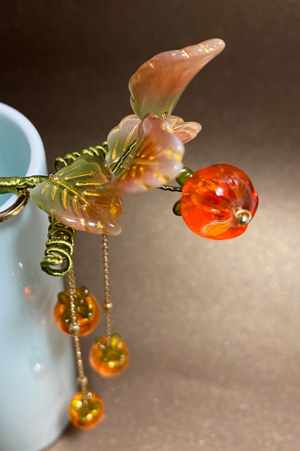 Épingle à cheveux chinoise en ondulée U avec des feuilles et pendentif des fruits de kaki - HanWen Shop