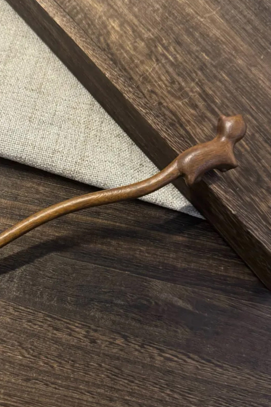 Épingle à cheveux en bois de santal doré – collection classique - Chat à longue queue - HanWen Shop