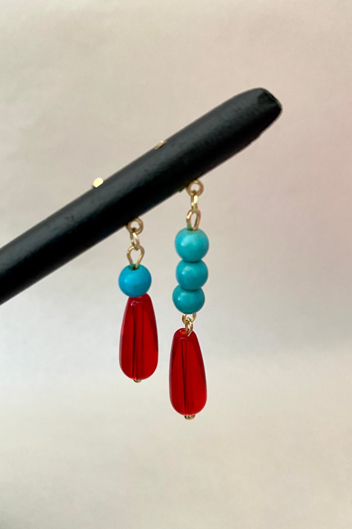 Épingle à cheveux en bois de style chinois rétro avec pendentif des perles rouges en forme de goutte d'eau - HanWen Shop