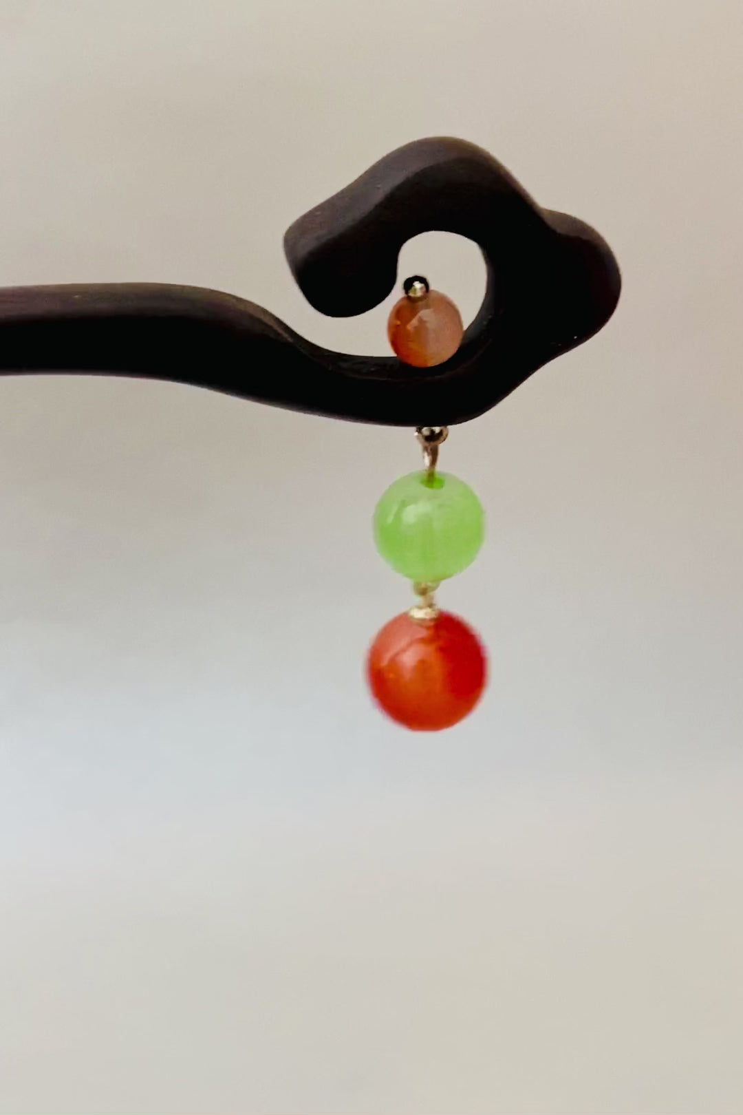 Épingle à cheveux en bois de style chinois rétro en forme moirage avec pendentif des perles vidéo