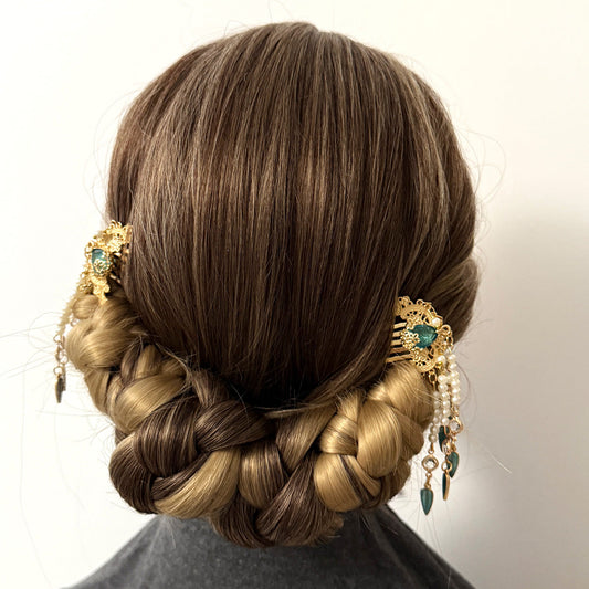 🌸 Tuto Coiffure Élégante : Chignon Tressé Orné d’Accessoires Dorés