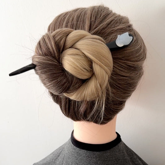 Tutoriel coiffure : Chignon simple avec épingle à cheveux