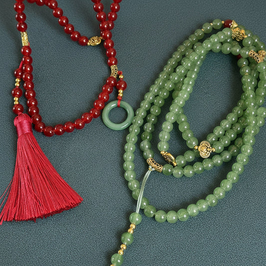 Les 108 perles d'un long collier : quelle est leur signification ?