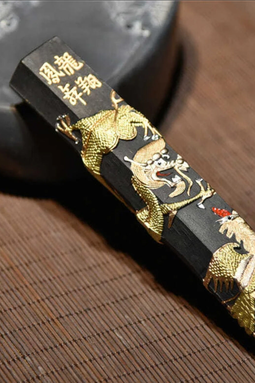 Bâton d’encre chinoise traditionnelle - Le dragon s’élance et le phénix danse