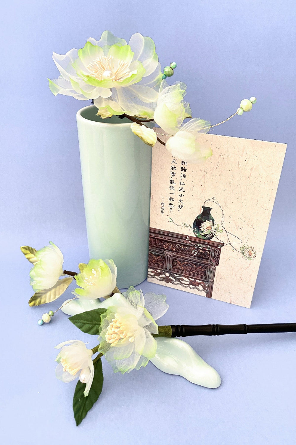 Coffret fleurs en soie - rouge, rose, vert : 1 épingle à cheveux en bois, 2 barrettes à cheveux et 1 carte postale - HanWen Shop
