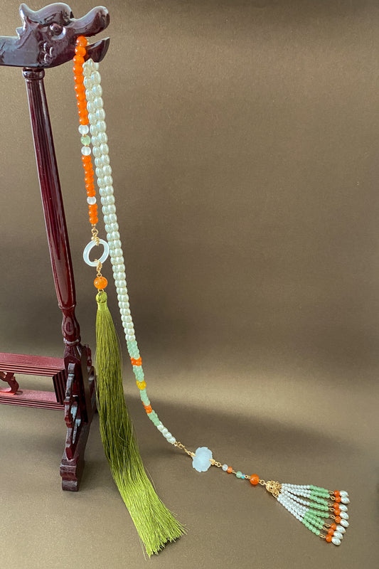 Collier lotus en perles avec pompon verte de la dynastie Ming