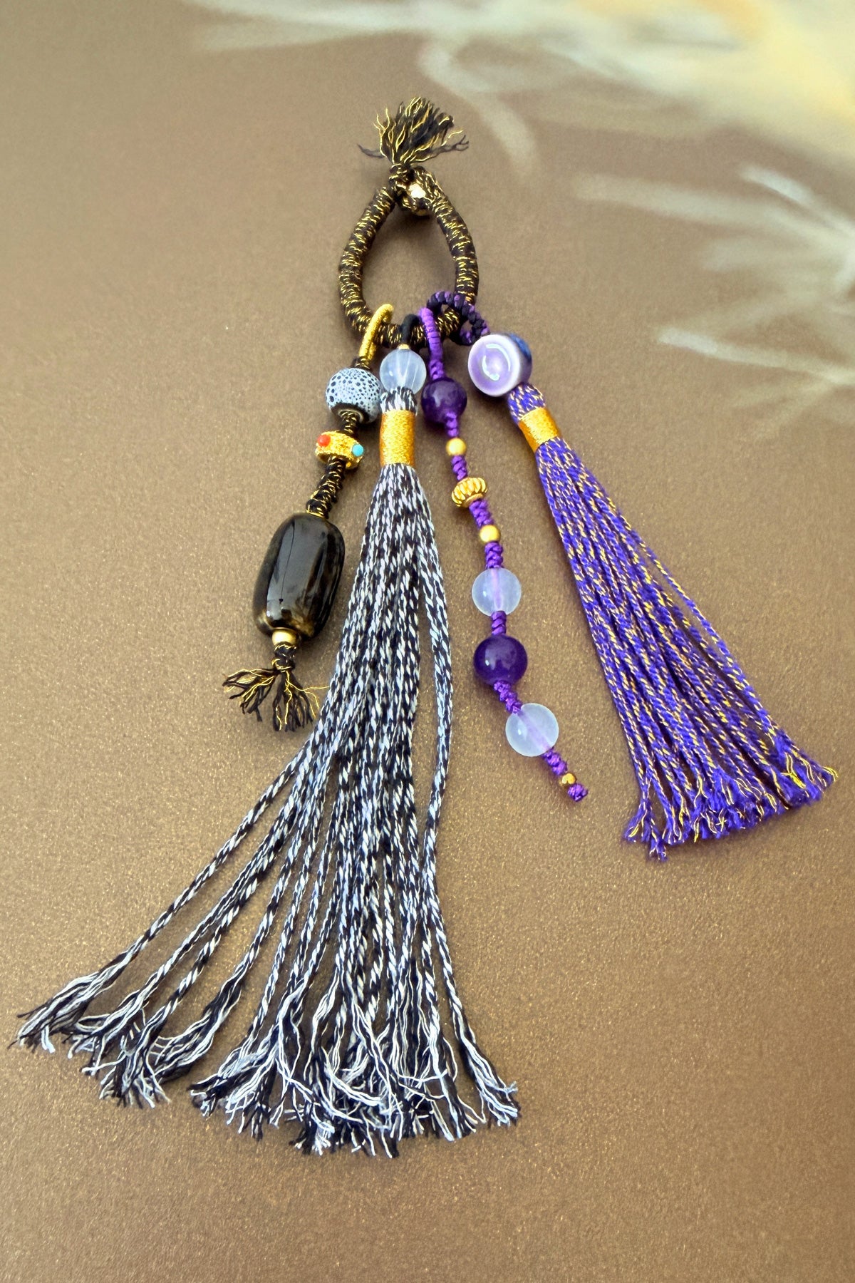 Pendentif de sac avec perles en céramique fait main et personnalisable - "Sérénité Tibétaine" - HanWen Shop