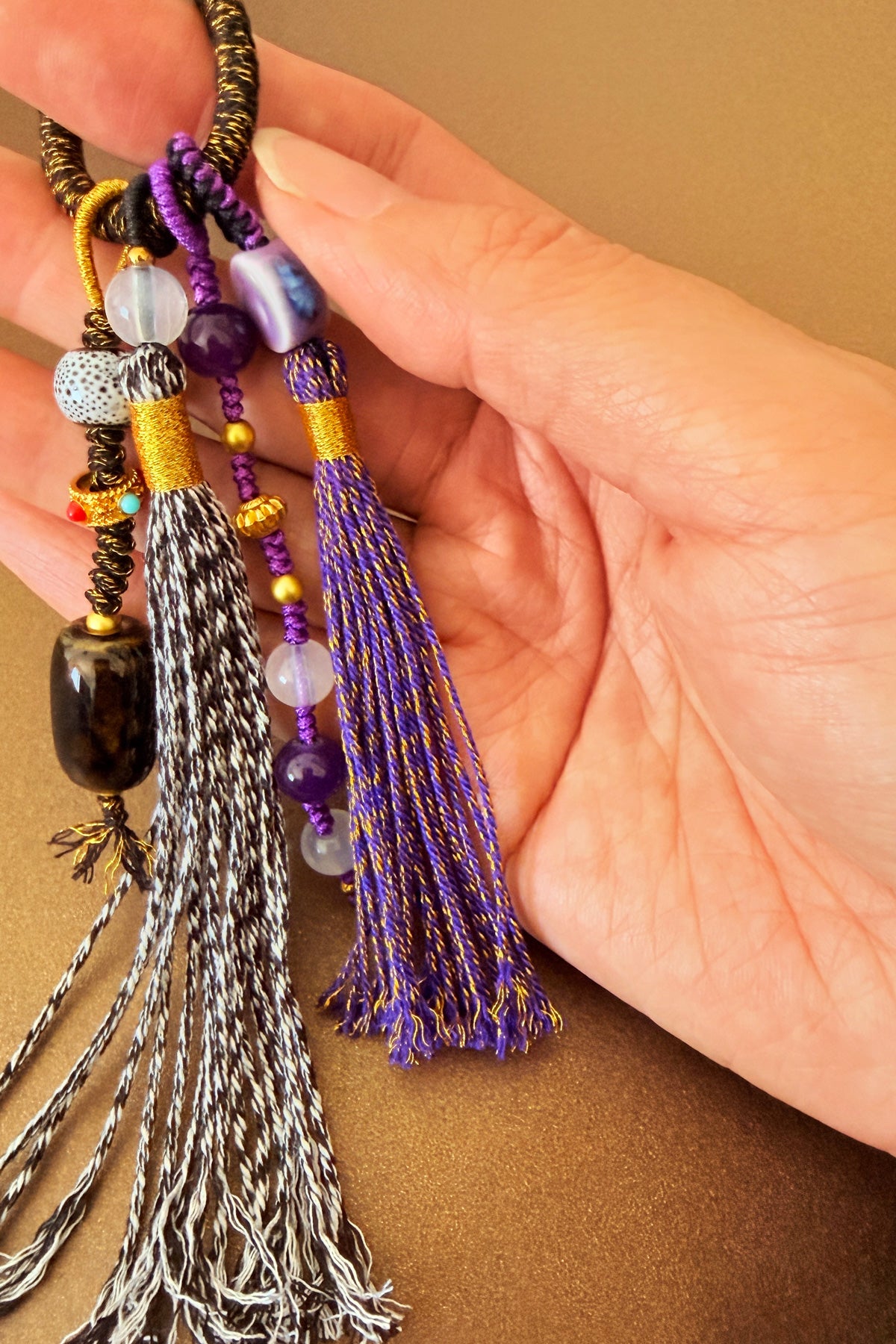 Pendentif de sac avec perles en céramique fait main et personnalisable - "Sérénité Tibétaine" - HanWen Shop