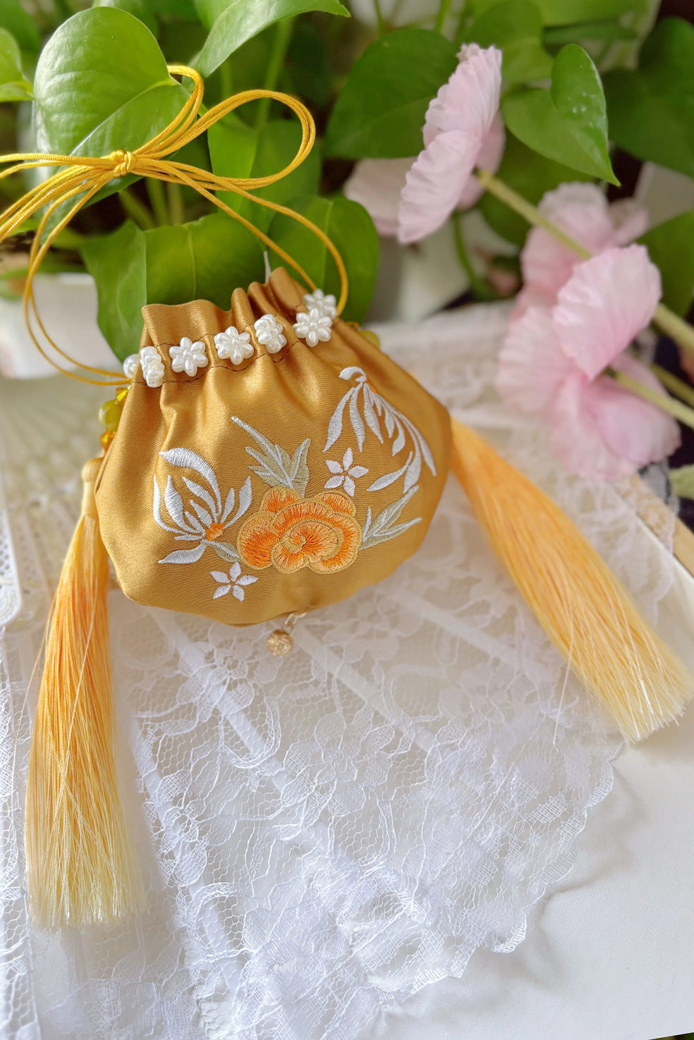 Pochon Porte-Bonheur Traditionnel – Brodé avec Franges et Parfum Floral - HanWen Shop