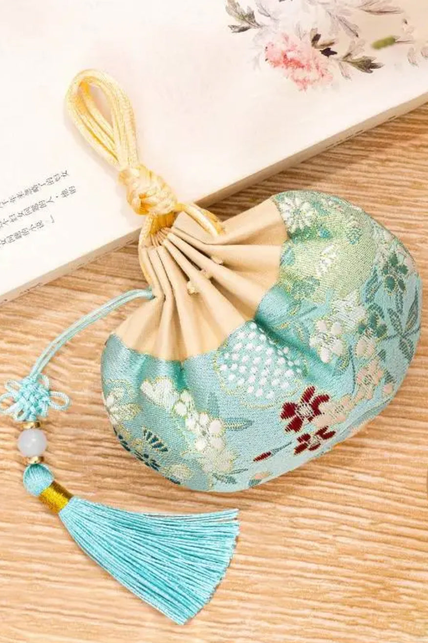 Pochon Porte-Bonheur Traditionnel – Soie raffiné et Parfum Armoise - HanWen Shop
