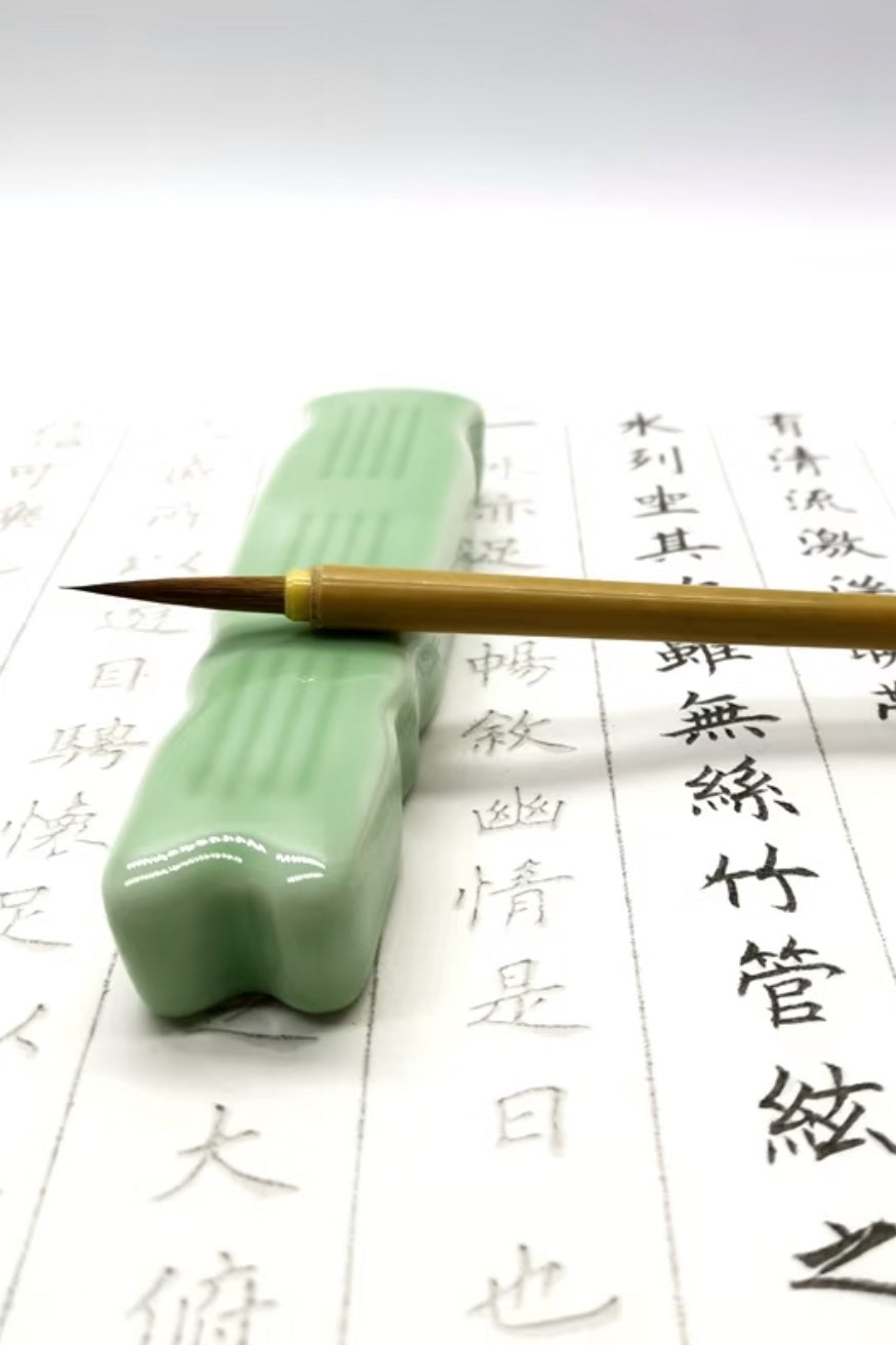 Presse-papier et support de pinceau en céramique en forme de Guzheng
