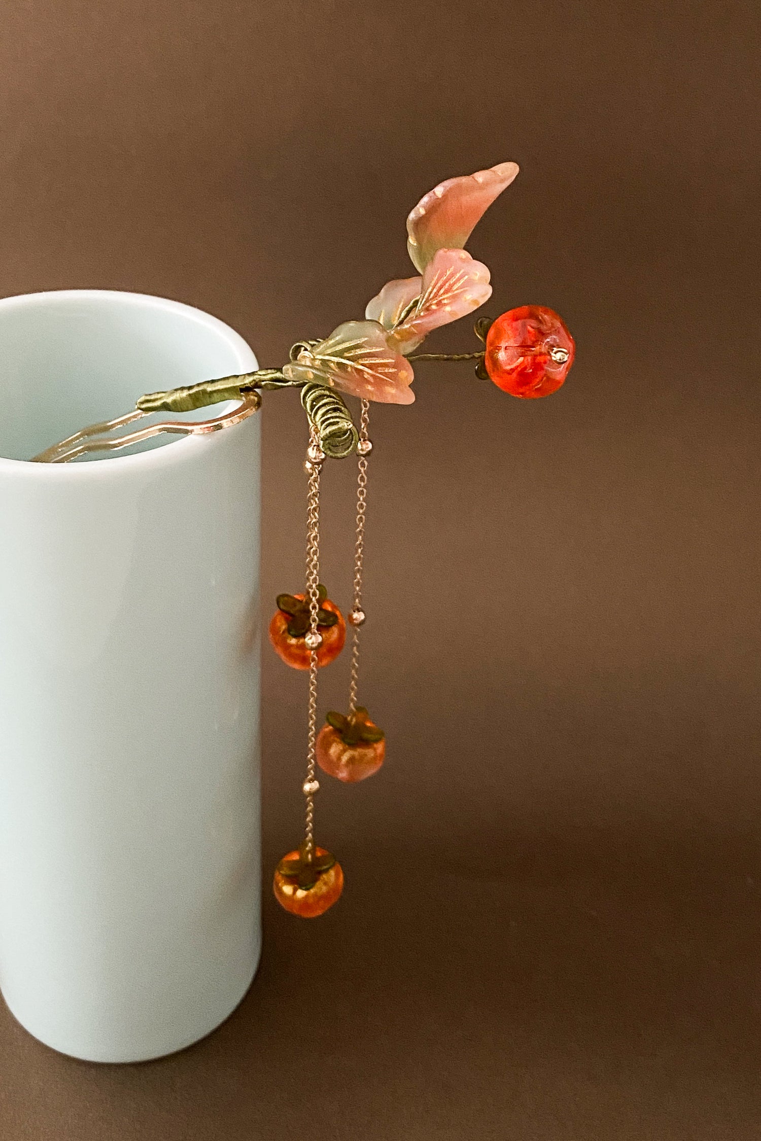 Épingle à cheveux chinoise en ondulée U avec des feuilles et pendentif des fruits de kaki