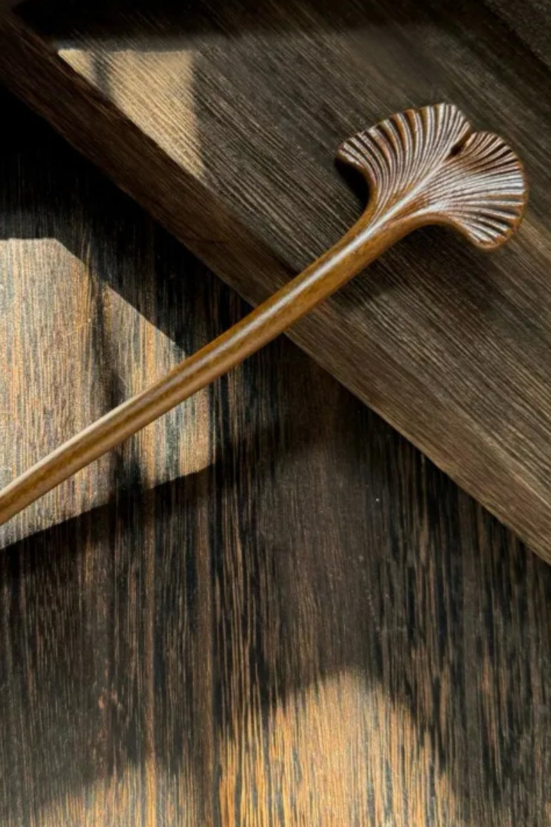 Épingle à cheveux en bois de santal doré – collection classique - Feuille de ginkgo - HanWen Shop