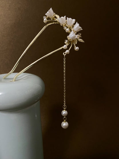 Épingle à cheveux chinoise en forme de U avec fleurs de cloche et pendentif de perles blanches détail