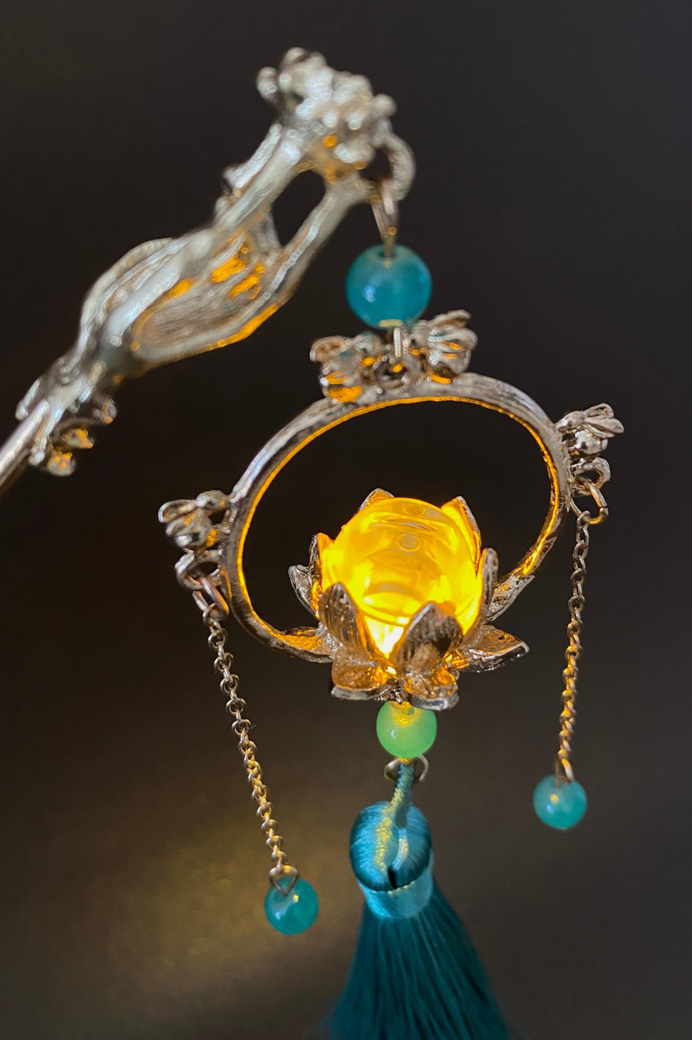 Épingle à cheveux chinoise en lanterne fleur de lotus avec lumière LED et pompon - HanWen Shop