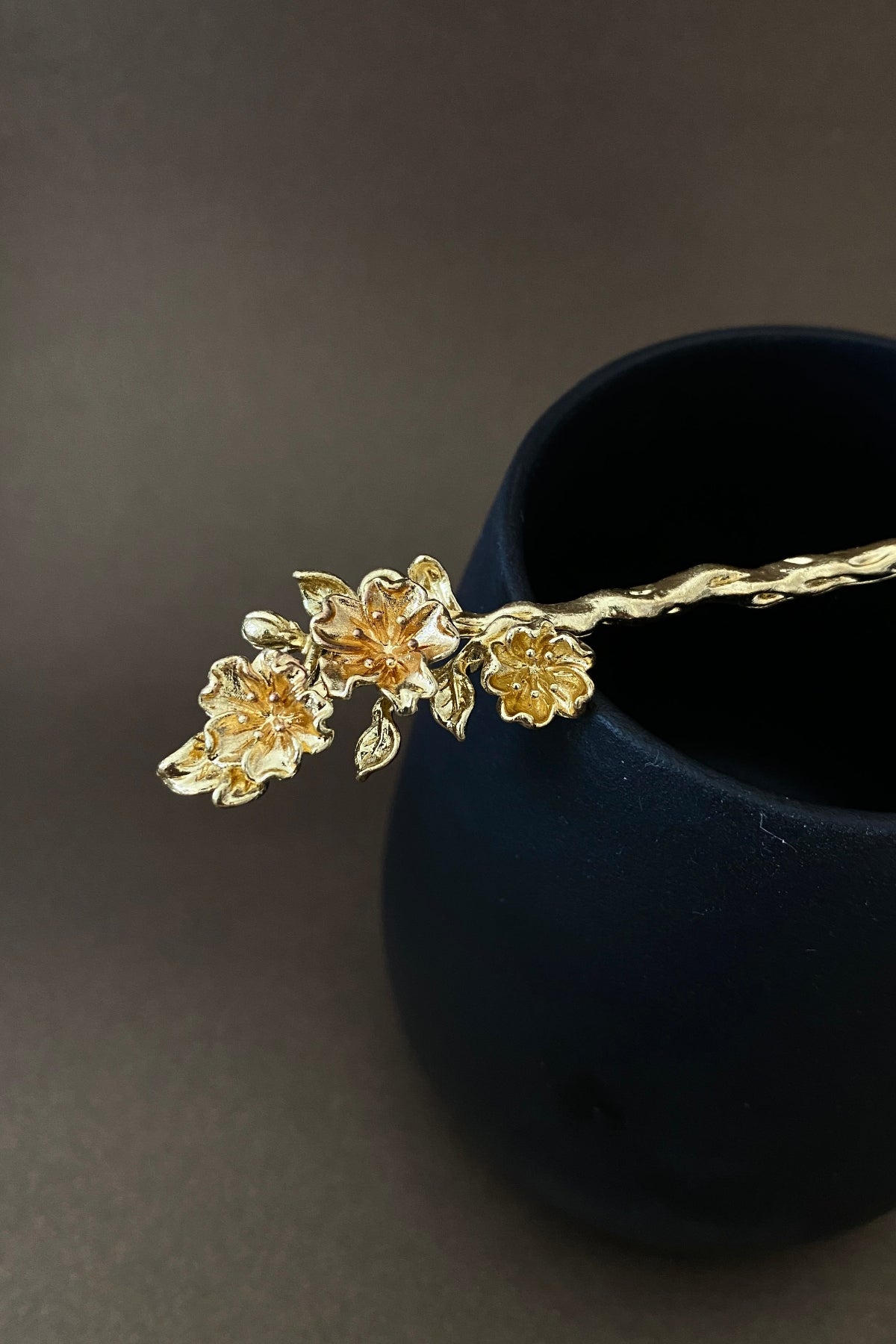 Épingle à cheveux dorée avec les fleurs représentant les douze mois de l'année - HanWen Shop