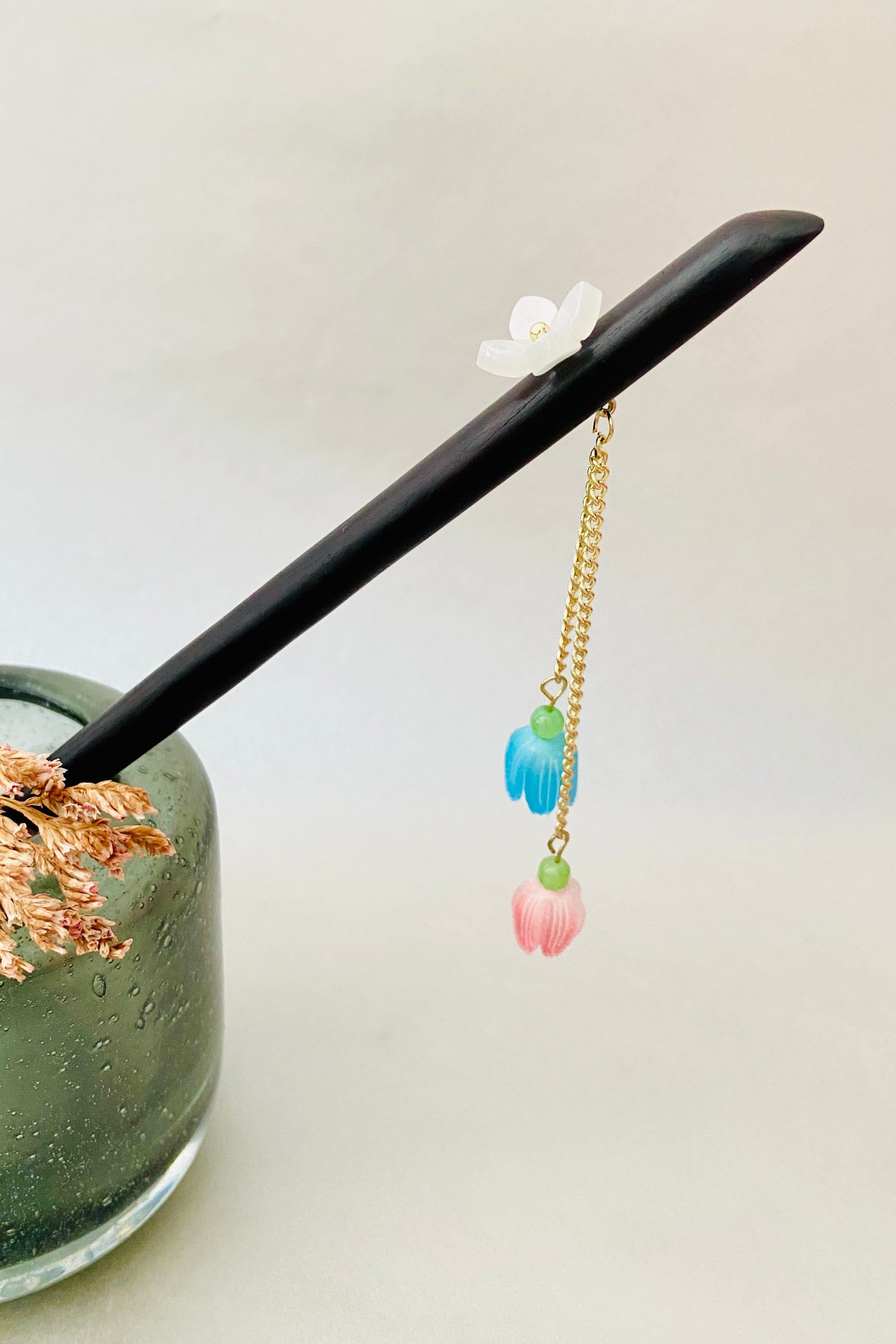 Épingle à cheveux en bois de style chinois rétro avec fleur blanche et pendentif des fleurs de cloche rose et bleu