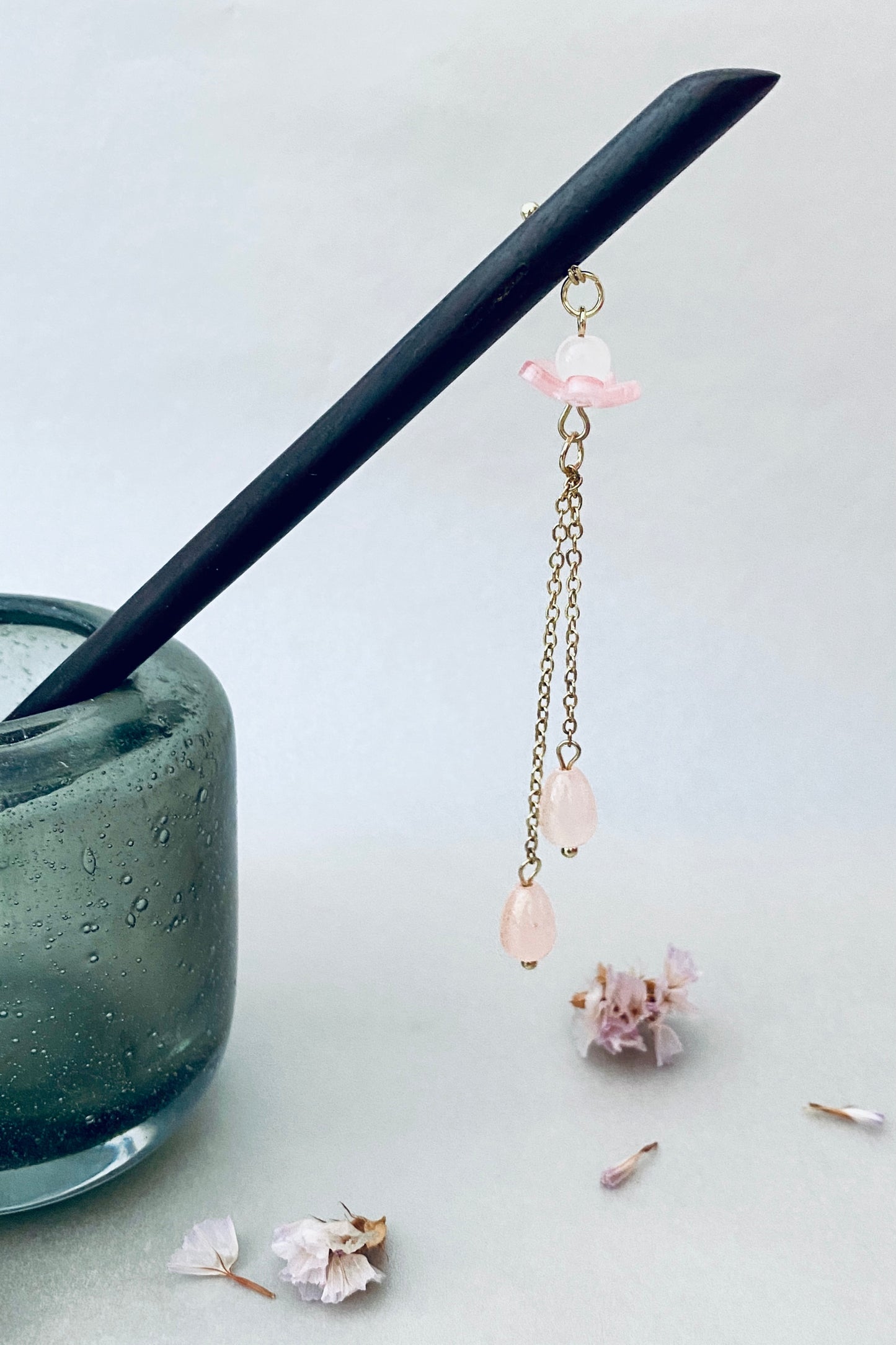 Épingle à cheveux en bois de style chinois rétro avec fleur et pendentif des perles roses en forme de goutte d'eau - HanWen Shop