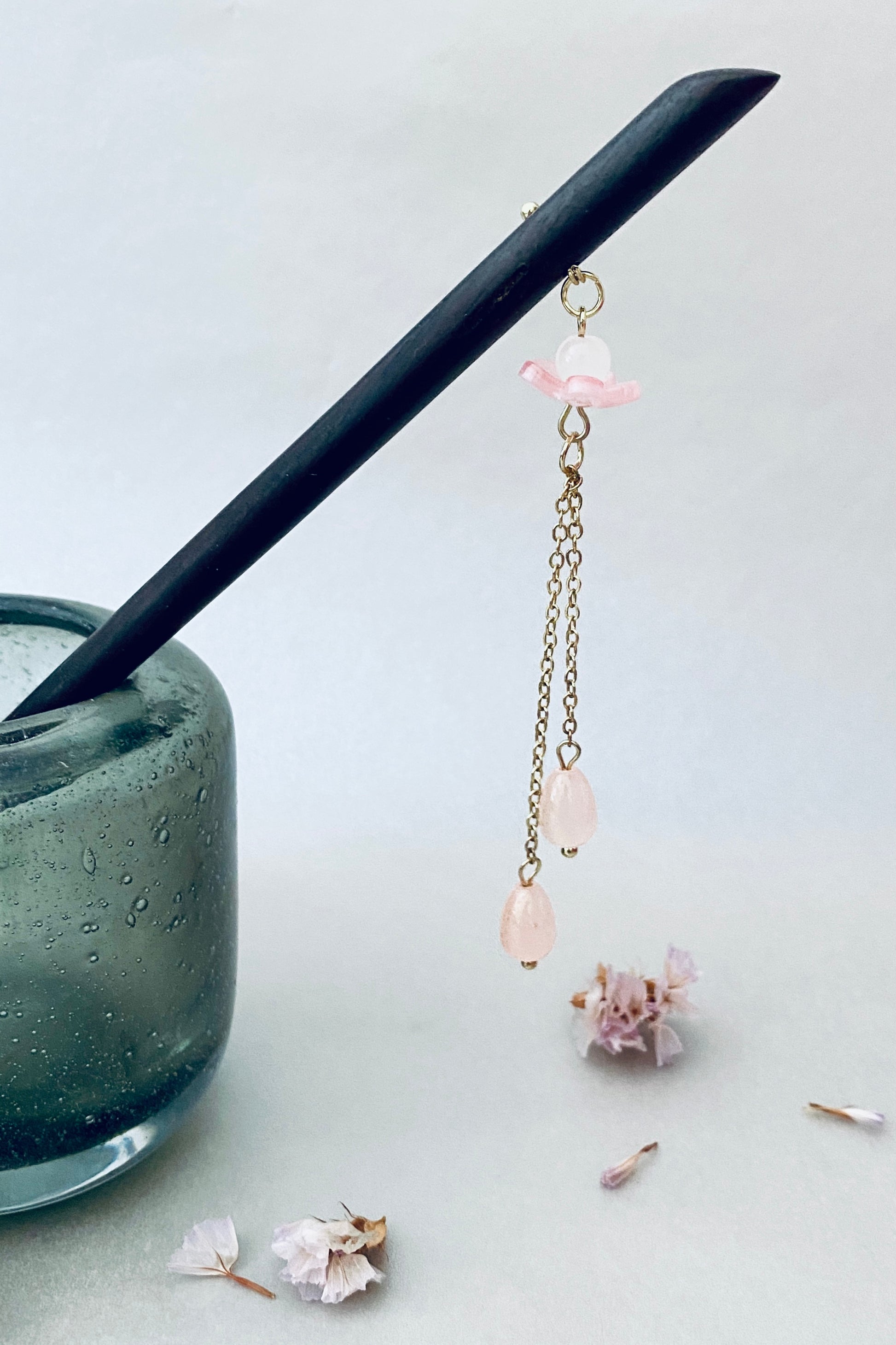 Épingle à cheveux en bois de style chinois rétro avec fleur et pendentif des perles roses en forme de goutte d'eau - HanWen Shop