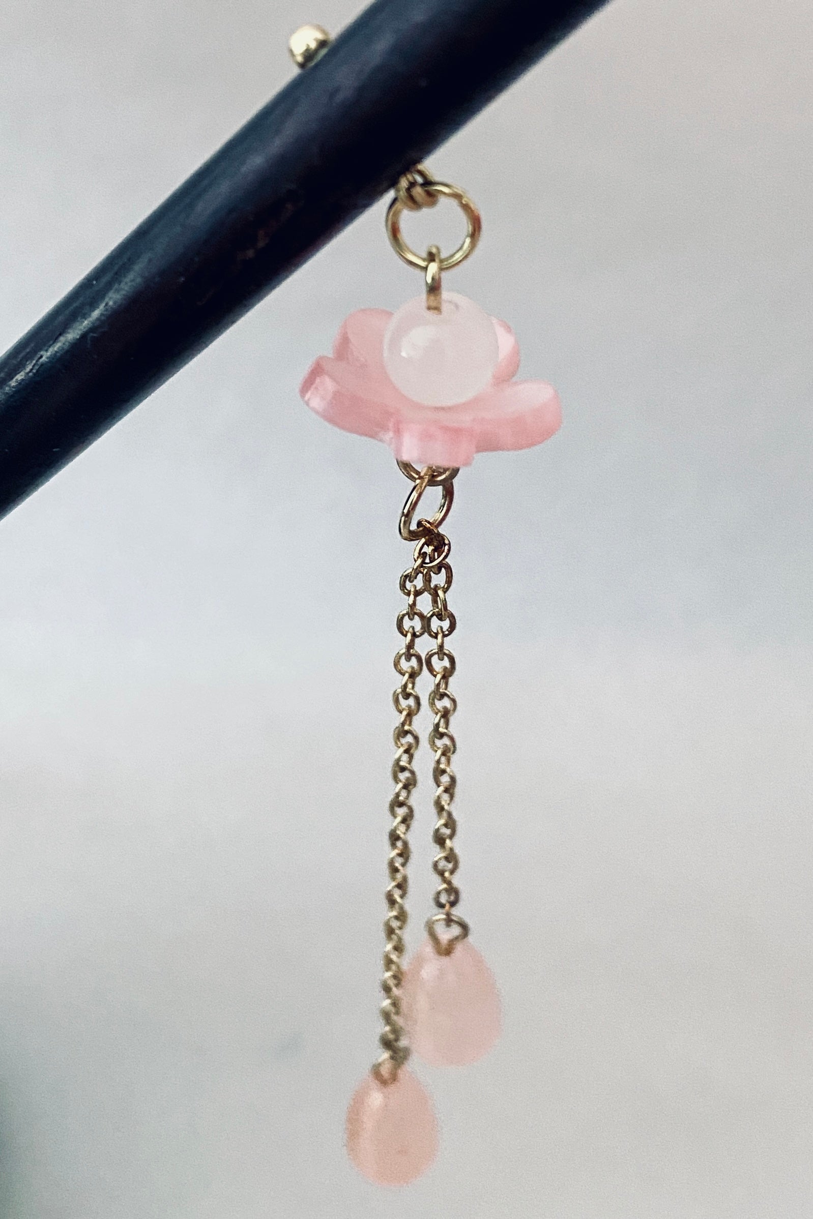 Épingle à cheveux en bois de style chinois rétro avec fleur et pendentif des perles roses en forme de goutte d'eau - HanWen Shop
