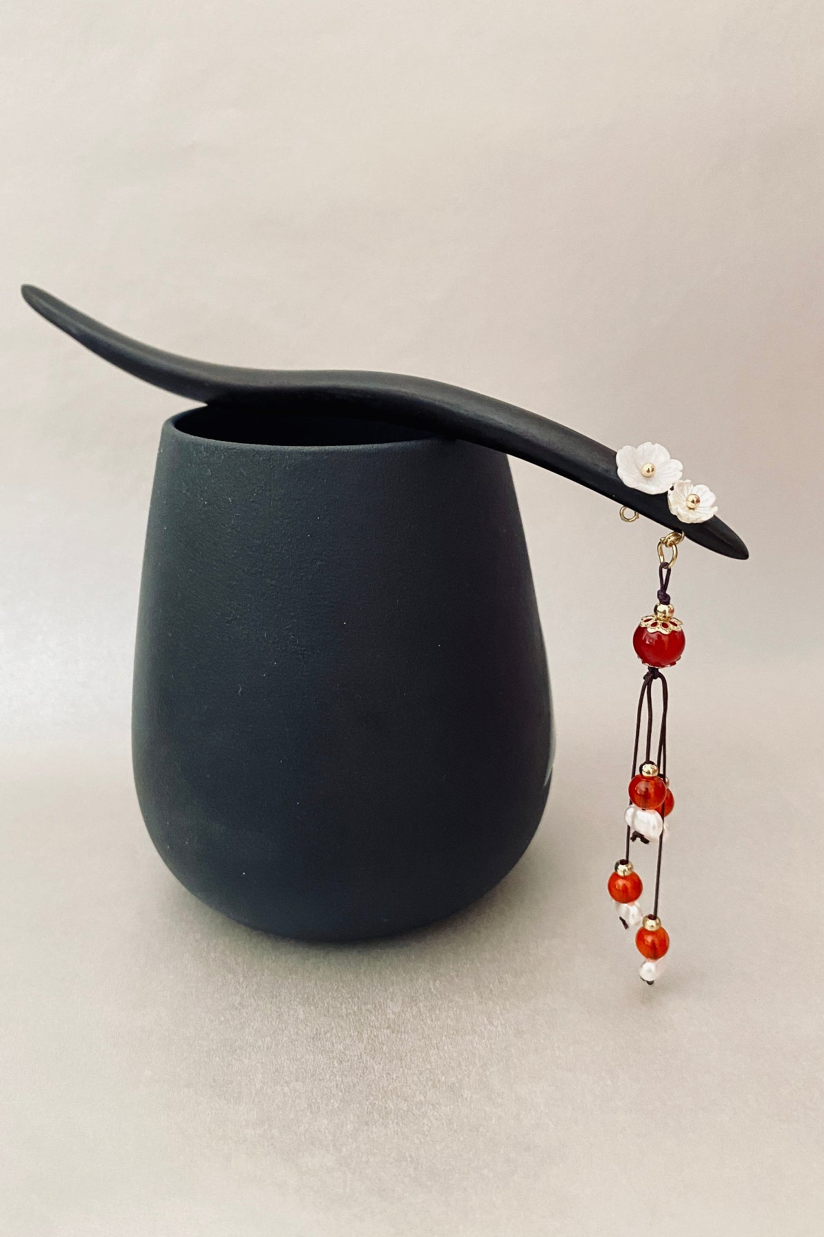 Épingle à cheveux en bois de style chinois rétro avec des fleurs blanches et pendentif des perles - HanWen Shop
