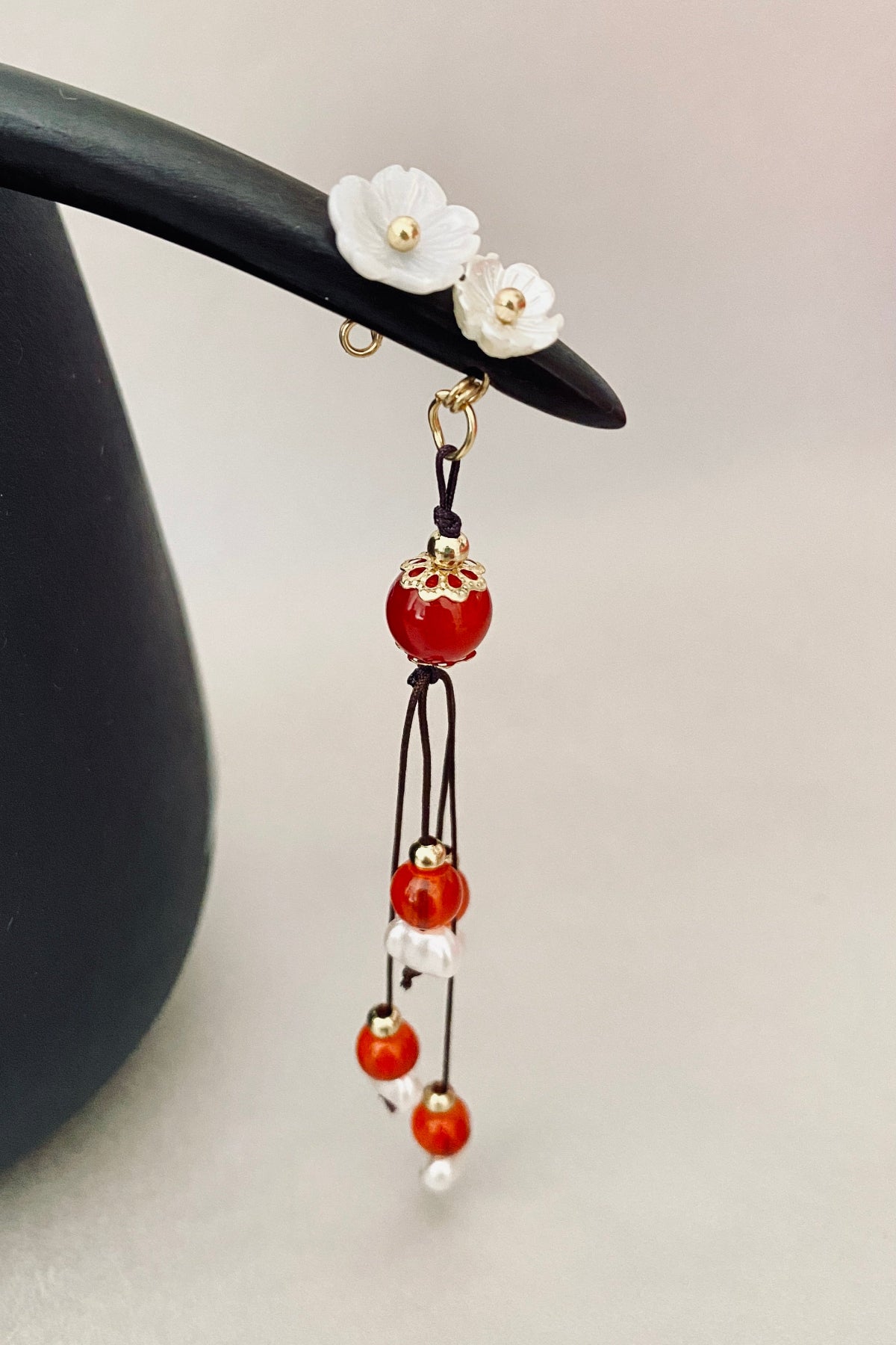 Épingle à cheveux en bois de style chinois rétro avec des fleurs blanches et pendentif des perles - HanWen Shop