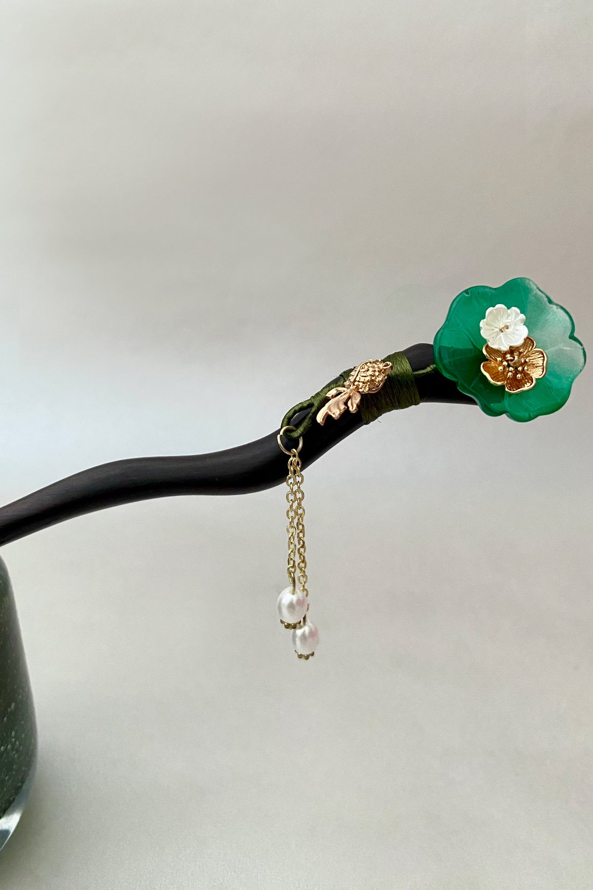 Épingle à cheveux en bois de style chinois rétro avec fleurs lotus, poisson rouge et pendentif des perles blanches - HanWen Shop