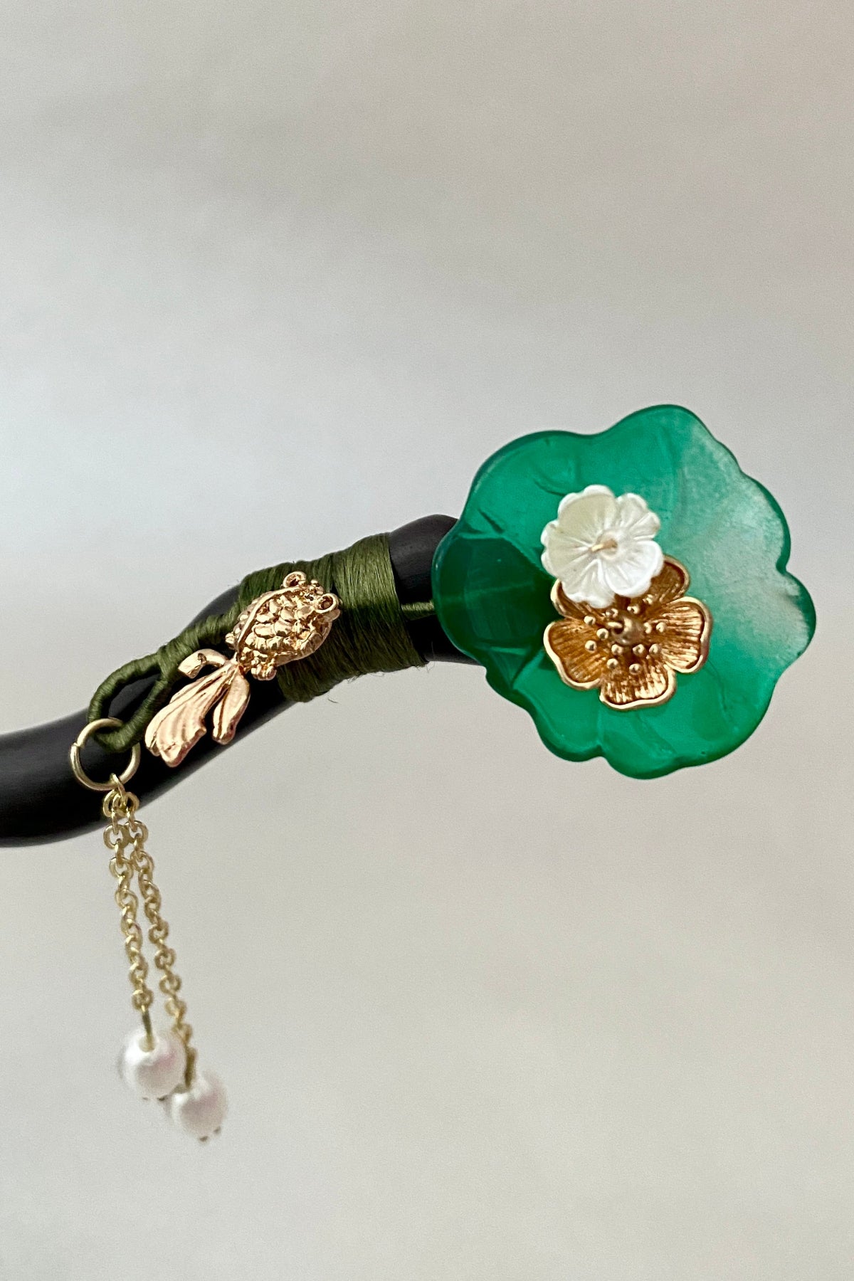 Épingle à cheveux en bois de style chinois rétro avec fleurs lotus, poisson rouge et pendentif des perles blanches - HanWen Shop