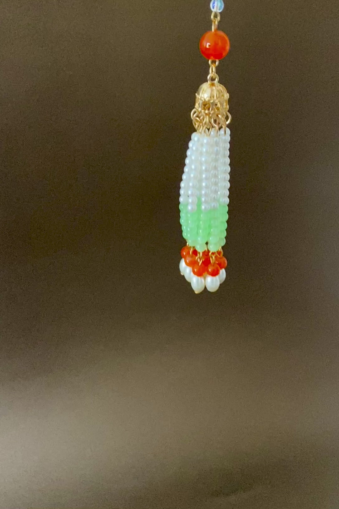 Collier lotus en perles avec pompon verte de la dynastie Ming vidéo