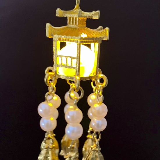 Épingle à cheveux chinoise en lanterne du palais avec lumière LED et et pendentif de perles blanches vidéo