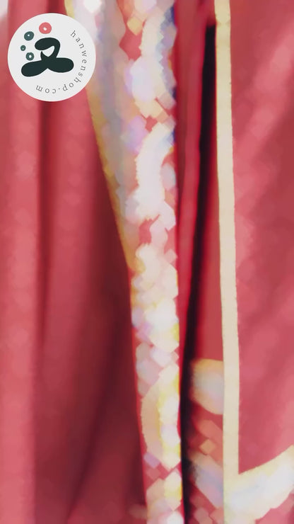 Lange Hanfu-jas in keizerlijk rood en goudbrokaat uit de Ming-dynastie met ivoorkleurig ondergoed