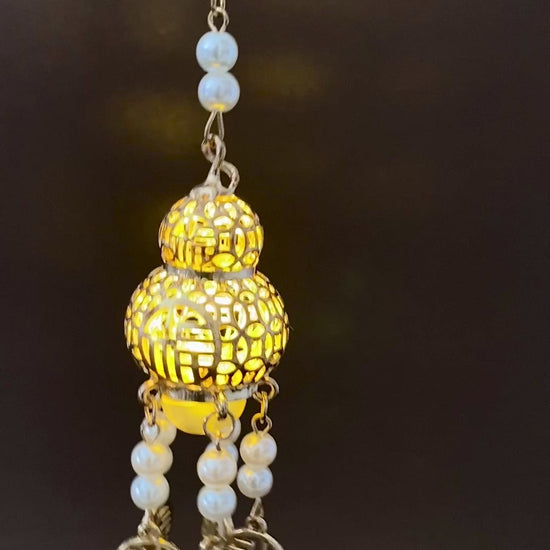 Épingle à cheveux chinoise en lanterne en gourde avec lumière LED et et pendentif les mots bénédiction avec perles blanches vidéo