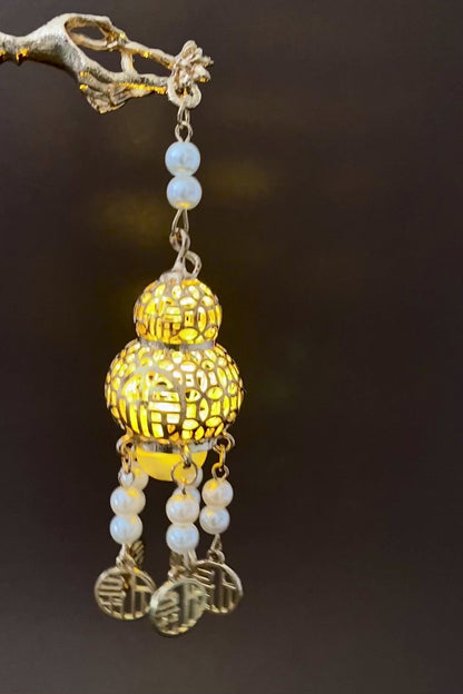 Épingle à cheveux chinoise en lanterne en gourde avec lumière LED et et pendentif les mots bénédiction avec perles blanches vidéo