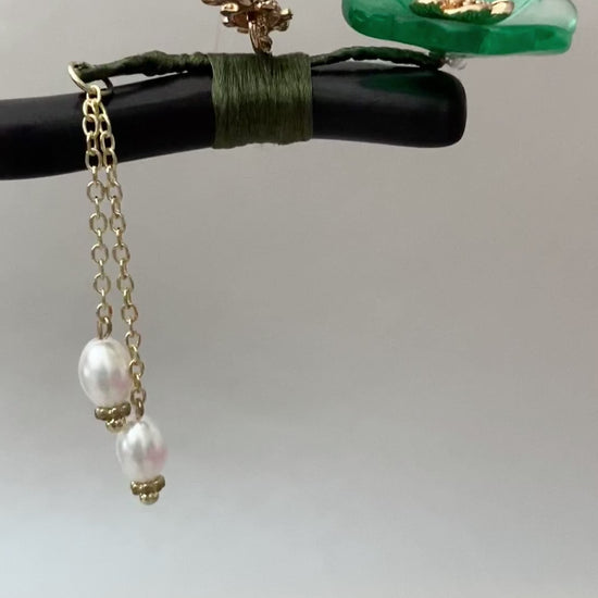 Épingle à cheveux en bois de style chinois rétro avec fleurs lotus, poisson rouge et pendentif des perles blanches vidéo