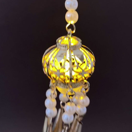 Épingle à cheveux chinoise en lanterne ronde avec lumière LED et et pendentif de carillons éoliens avec perles blanches vidéo