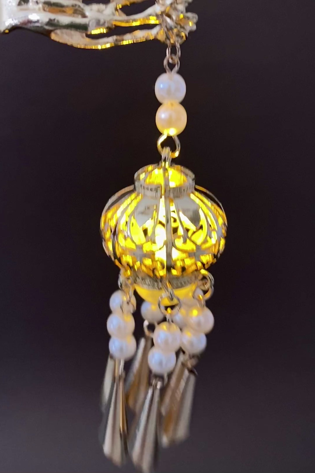 Épingle à cheveux chinoise en lanterne ronde avec lumière LED et et pendentif de carillons éoliens avec perles blanches vidéo