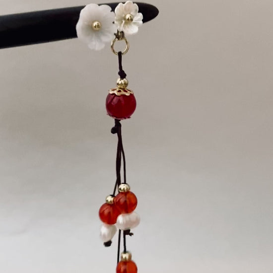 Épingle à cheveux en bois de style chinois rétro avec fleurs blanches et pendentif des perles vidéo