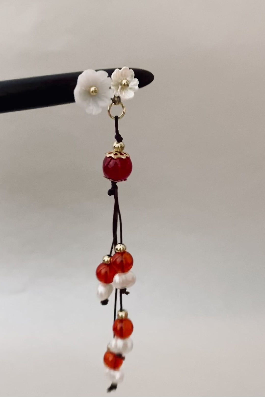 Épingle à cheveux en bois de style chinois rétro avec fleurs blanches et pendentif des perles vidéo