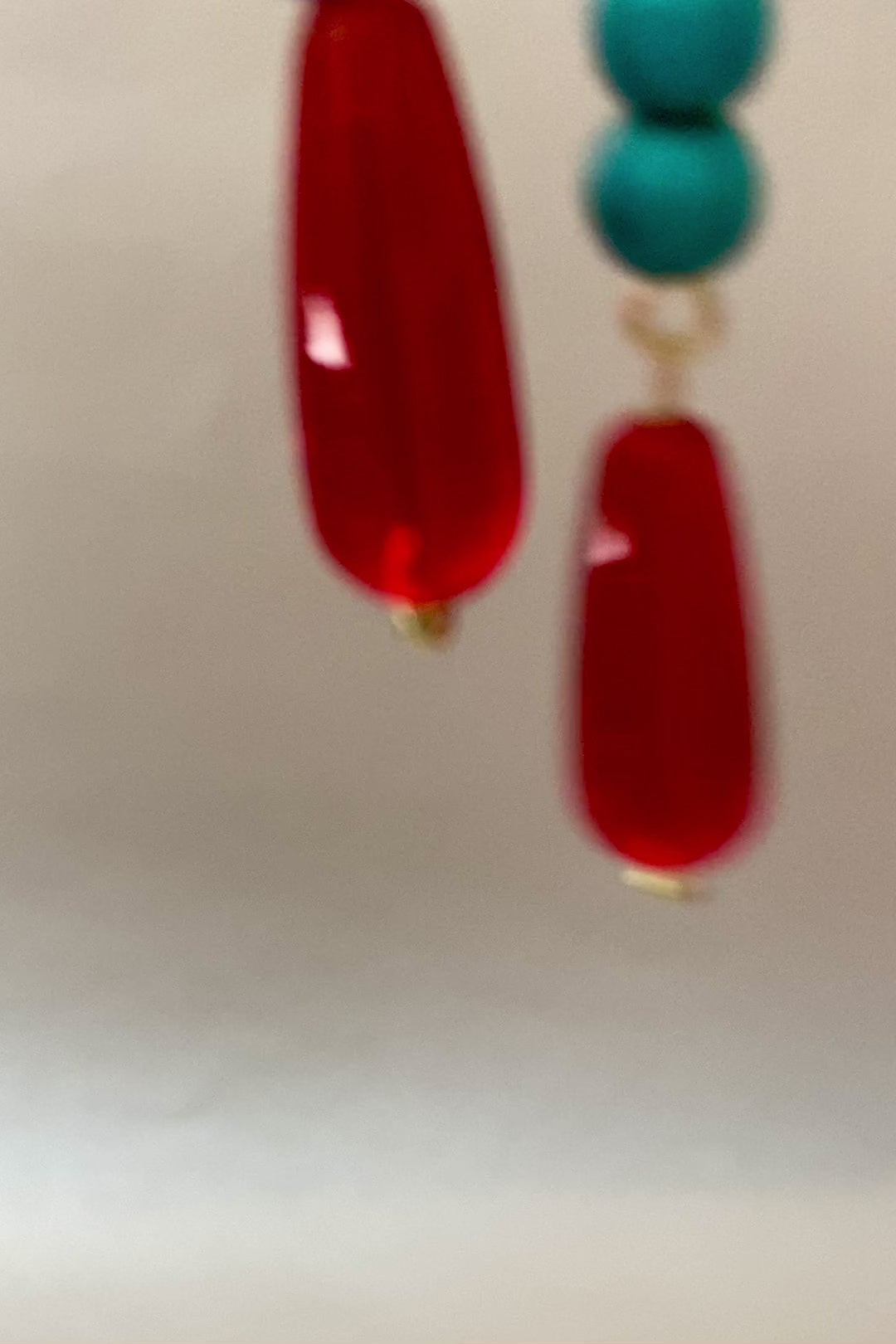 Épingle à cheveux en bois de style chinois rétro avec pendentif des perles rouges en forme de goutte d'eau vidéo